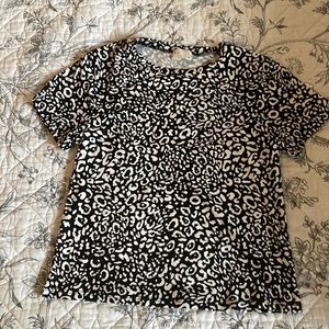 Women’s black and white shirt sleeved blouse.